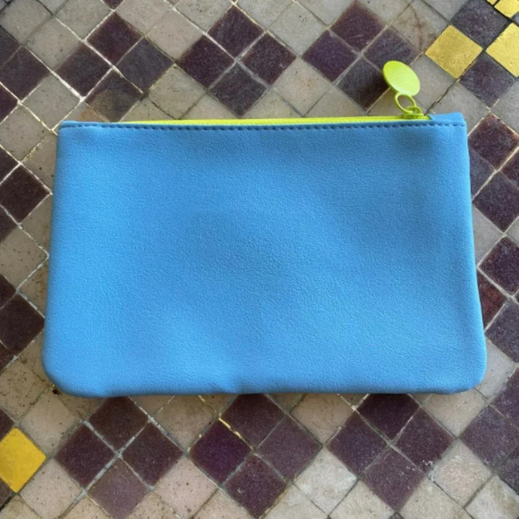 Like New Ipsy Glam Light Blue Power Moves Cosmetics Pouch Gym Makeup Bag - Picture 2 of 2